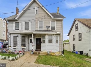 909 Pine St, Darby, PA 19023