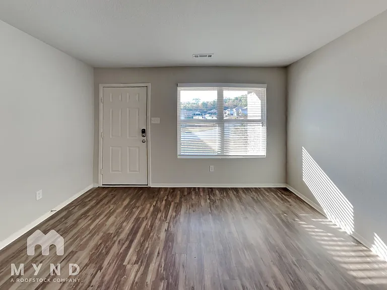 9176 Pleasant Valley Dr — Photo 5
