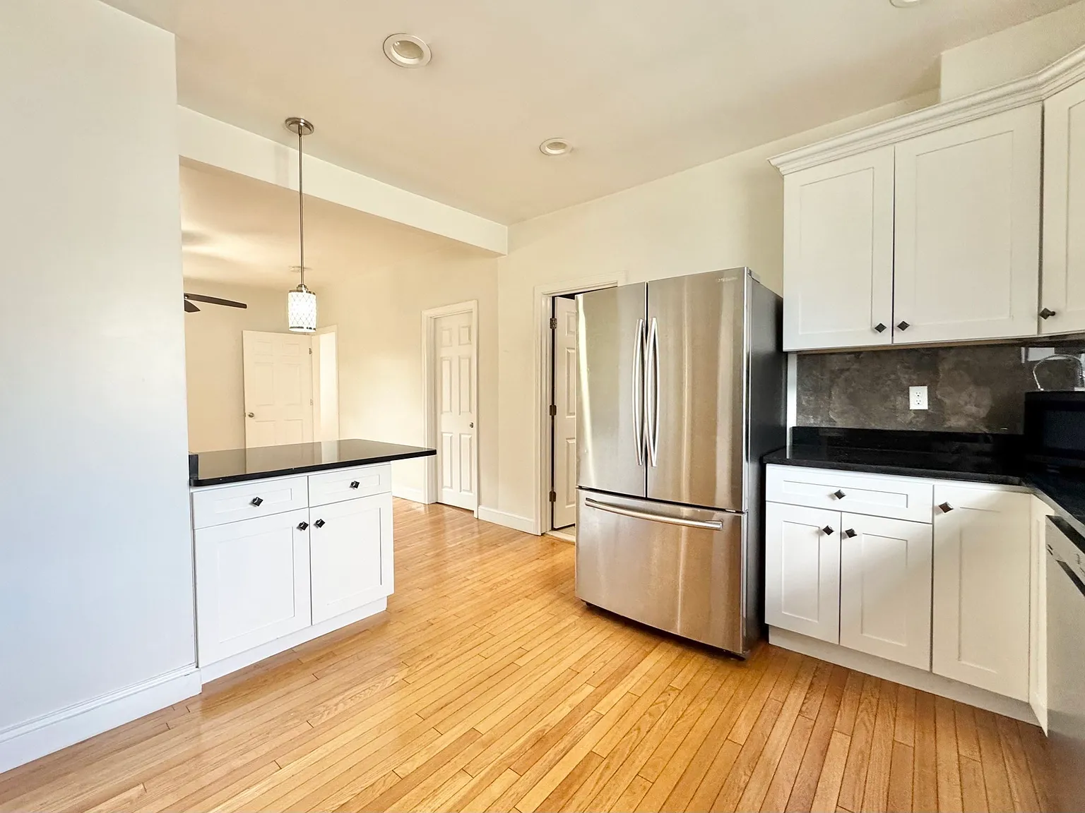 4 bed, 2.0 bath, 1300 sqft, $3,200 — Photo 2