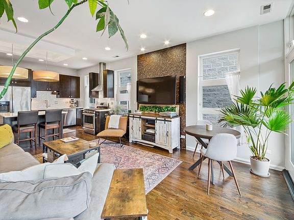 4th image of 2339 N Leavitt St #2