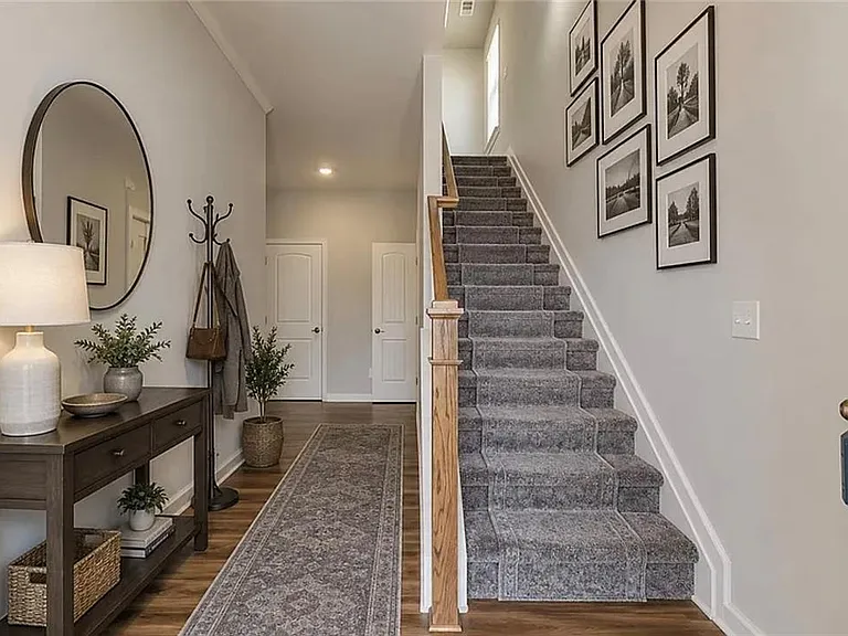 118 Briarwood Dr E — Photo 2
