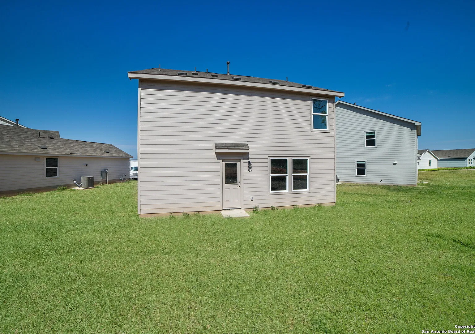 4 bed, 1950 sqft, $1,989 — Photo 2