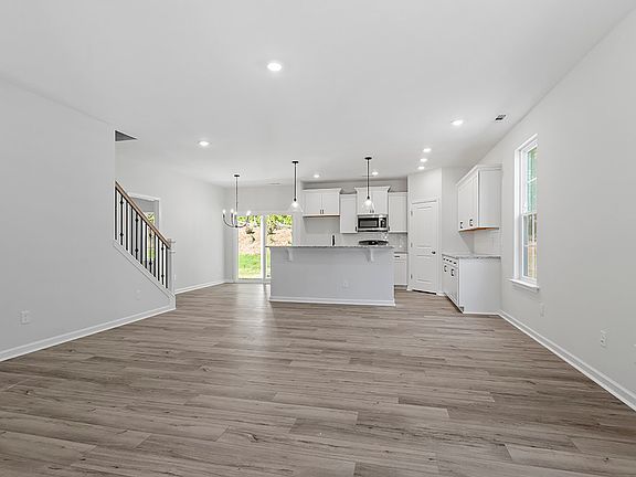 4th image of 148 White Oak Garden Way