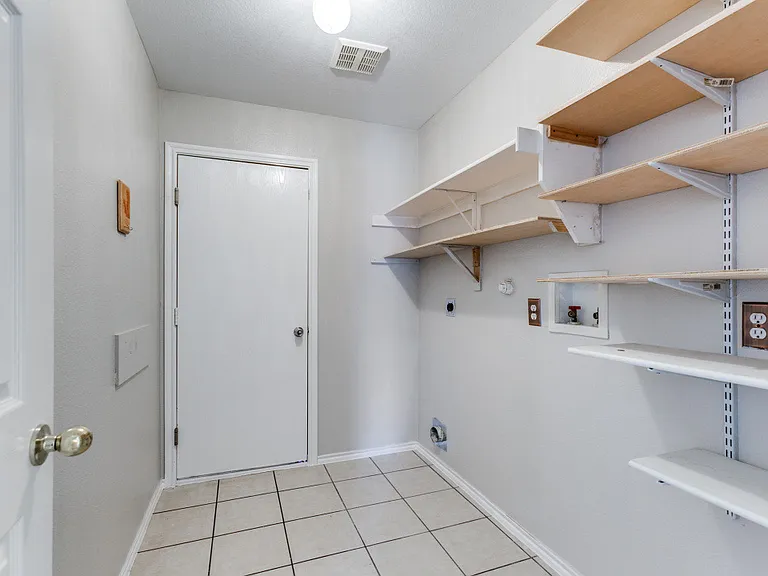 704 Fleming Dr — Photo 9