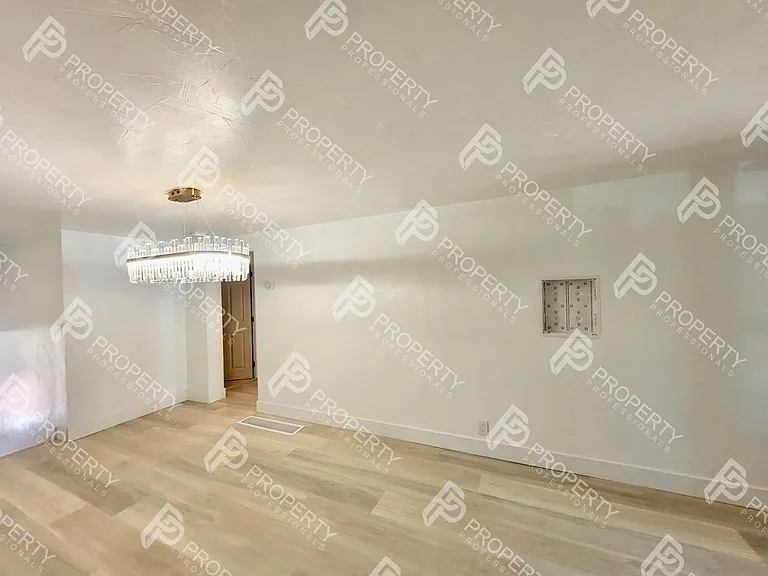 221 W 5th St — Photo 8