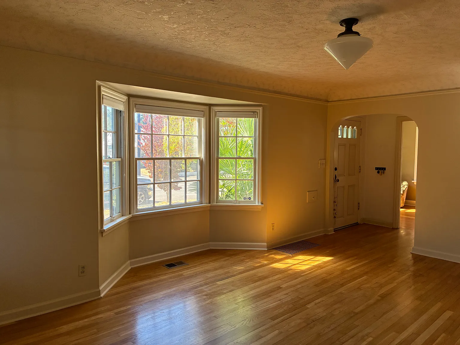 3 bed, 1300 sqft, $2,700 — Photo 3