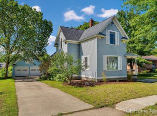 302 River St, Spring Lake, MI 49456