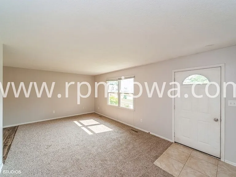 300 5th Ave NW — Photo 3