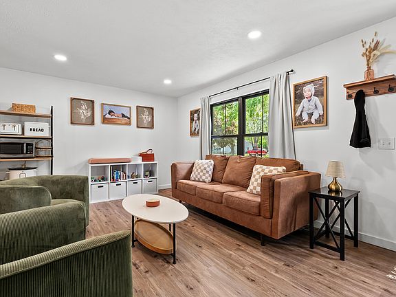 5th image of 285 Woodlark St