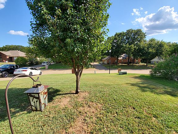 4th image of 1700 Buckingham Ln