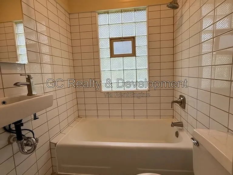 2415 Hastings Ave — Photo 8