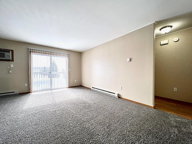 1609 Aspen Dr NE — Photo 2