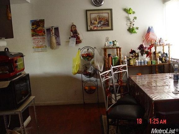 4th image of 2060 Comstock Dr