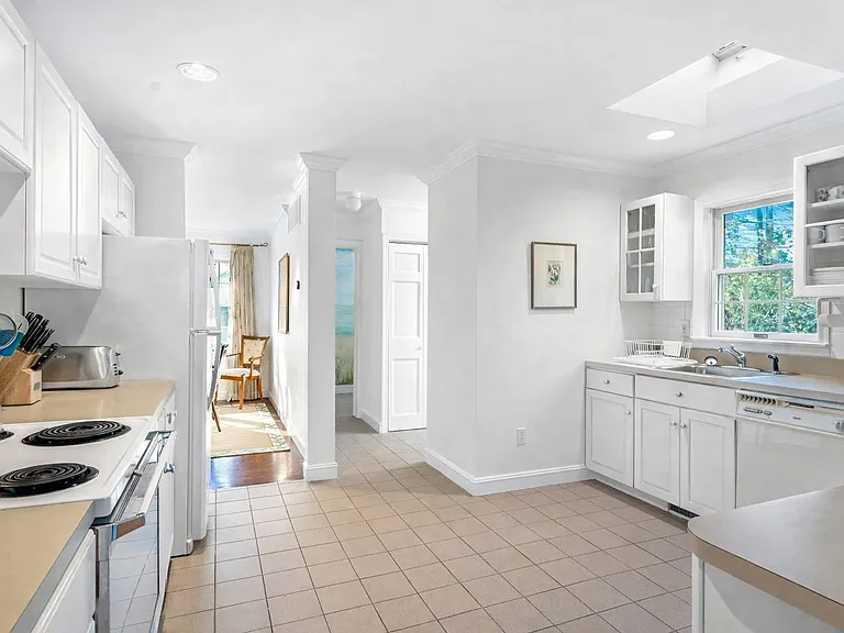 45 Quogue St — Photo 9