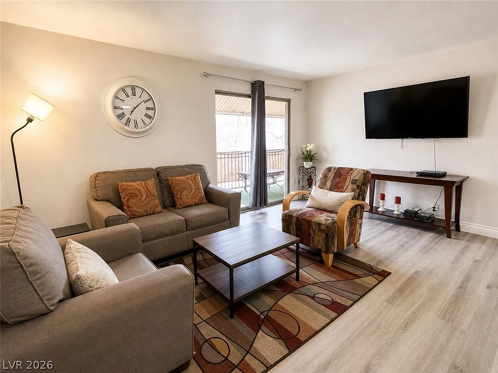 2 bed, 1.0 bath, 816 sqft, $1,300 — Photo 3