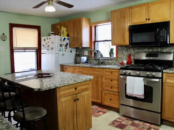 4 Hammond Ct, Nashua, NH 03060
