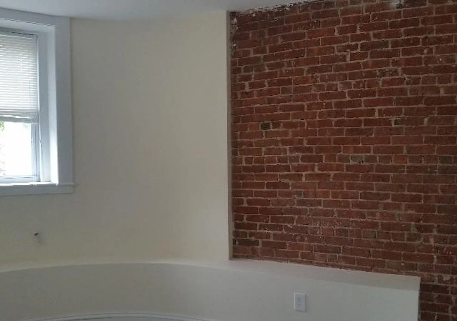 Nicely updated ground level 1 bed with in-unit laundry near the Green Line. — Photo 2