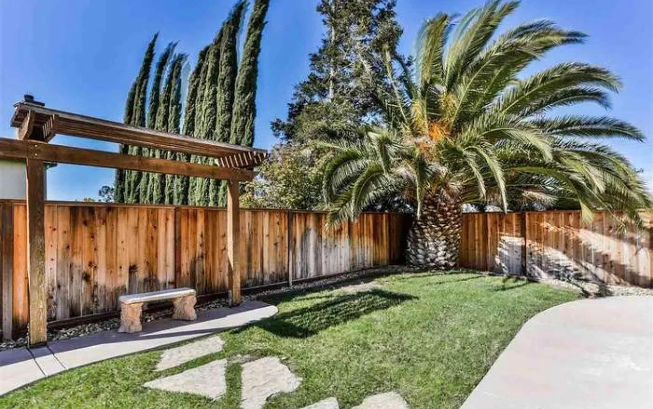 5 bed, 2514 sqft, $3,990 — Photo 2