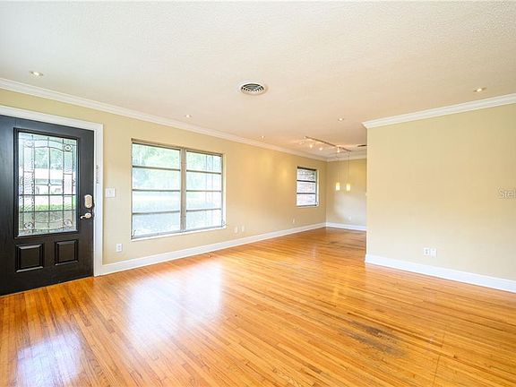 3rd image of 1001 NE 39th Ct
