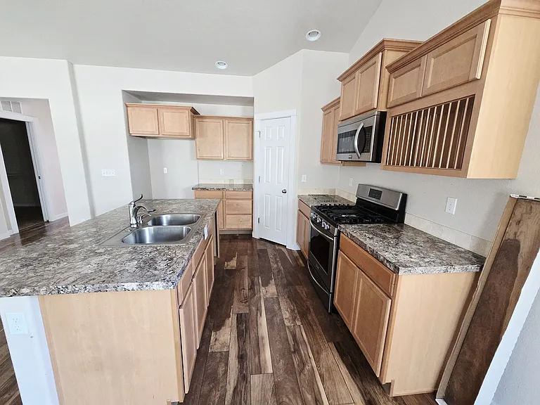 10604 Alpine St — Photo 5