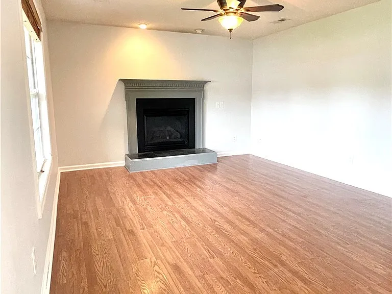 82 Essex Ct W — Photo 4