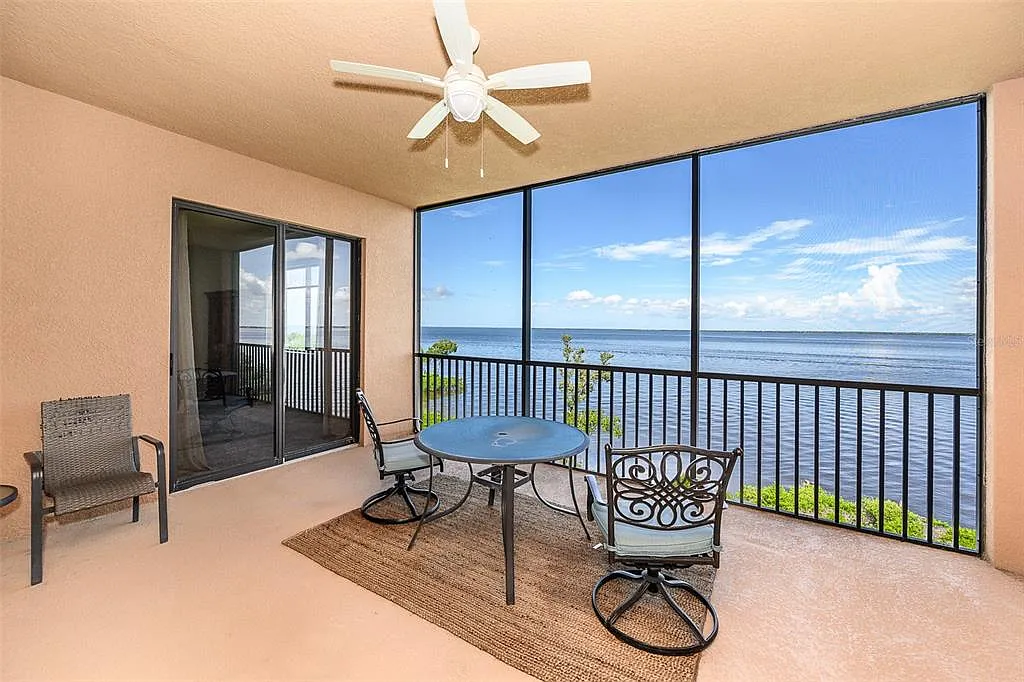 3 bed, 3.0 bath, 2348 sqft, $4,995 — Photo 2