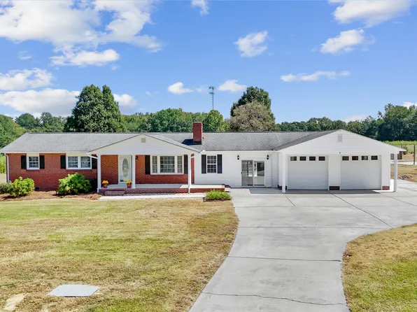 1580 N Honeycutt St, Benson, NC 27504