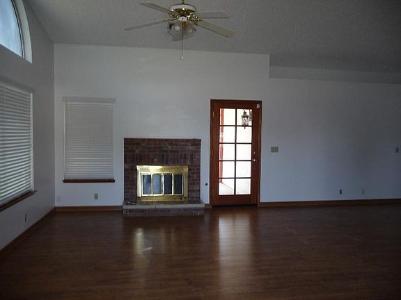 4th image of 1445 Oakwood Ct