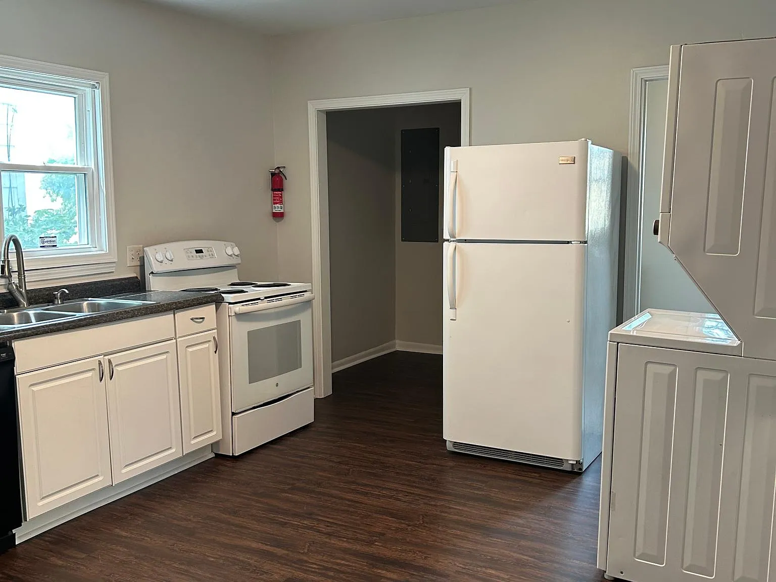 3 bed, 920 sqft, $1,330 — Photo 2