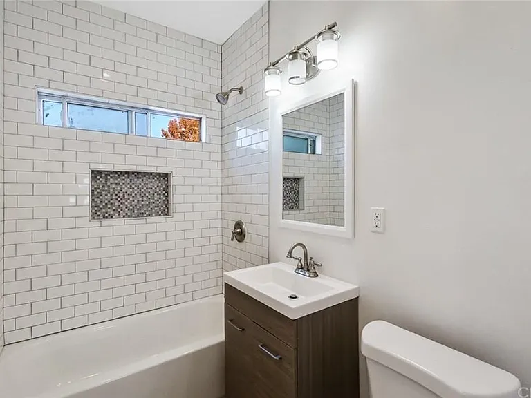 211 N Loma Ave — Photo 15