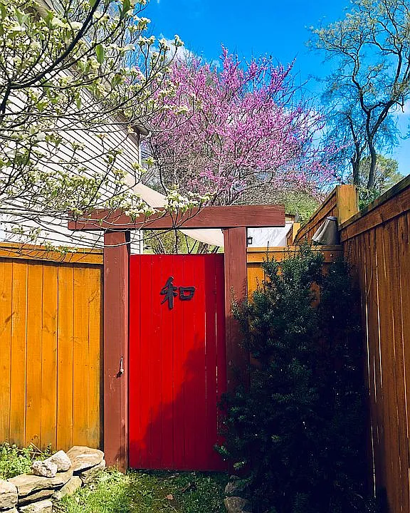 Side gate