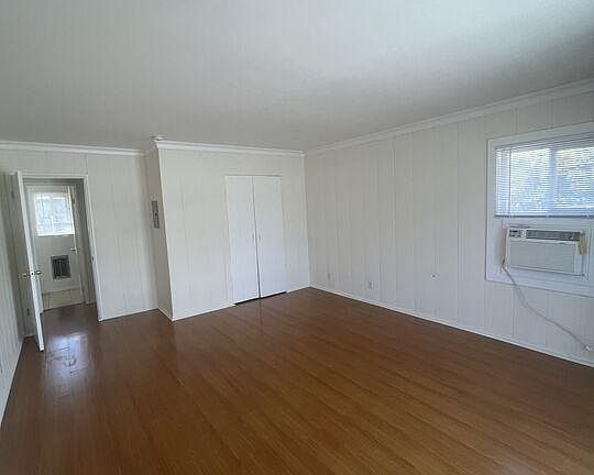 3rd image of 14721 Sylvan St #5