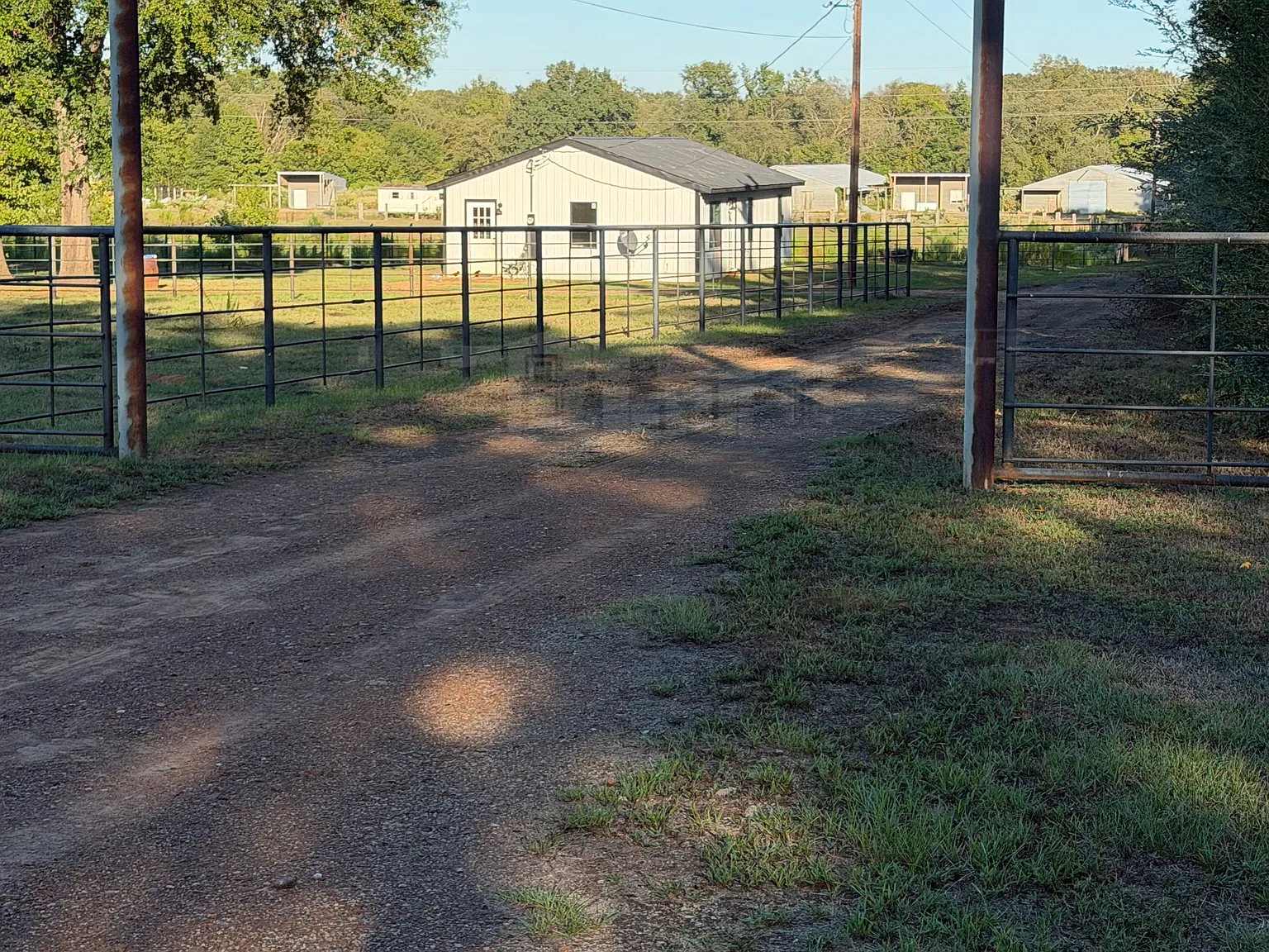 3 bed, 1.0 bath, 1056 sqft, $1,000 — Photo 2