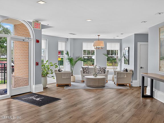 5th image of 1661 RIVERSIDE Avenue #313
