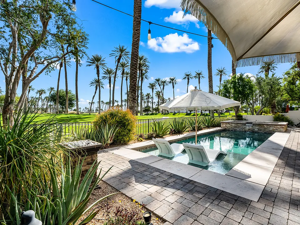56738 Palms Dr