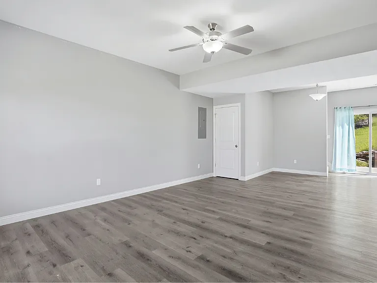 460 E Cedar Ct — Photo 3