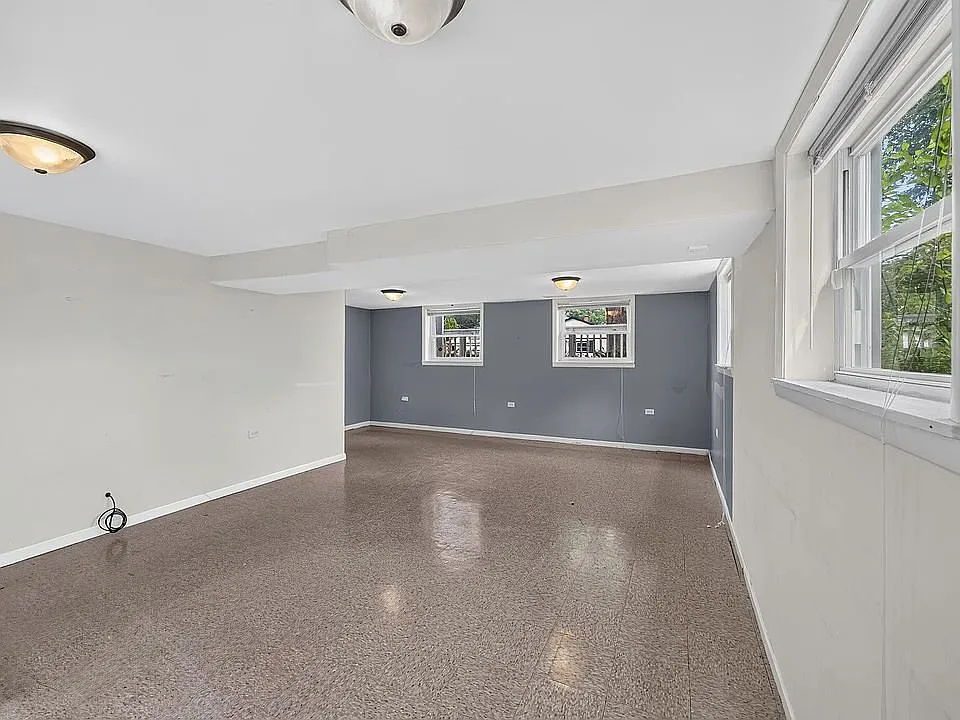 Charming 3 Bed 1 Bath Home in Stamford, CT - $3963/month — Photo 3