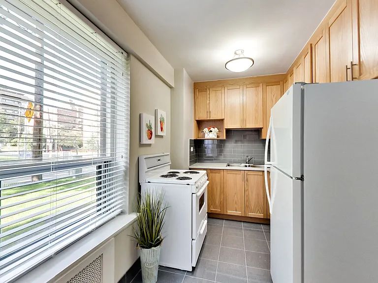 2100 Bathurst St #308 — Photo 27