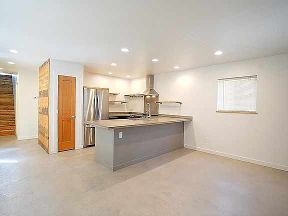 5th image of 821 Turner St