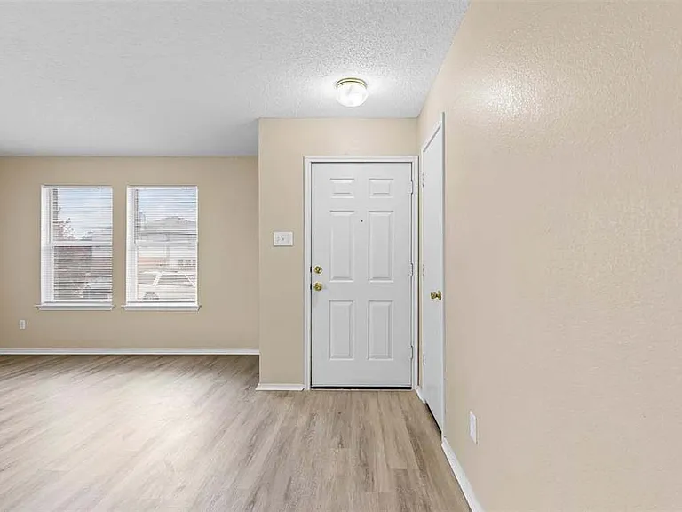 13717 Canyon Ranch Rd — Photo 1
