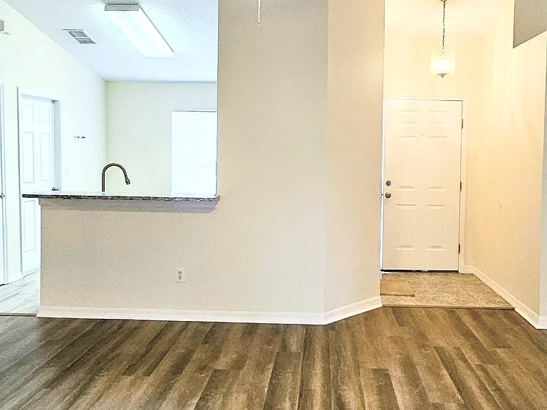 325 Trade Wind Dr — Photo 3
