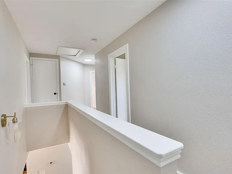 1201 Del Roy Dr — Photo 3