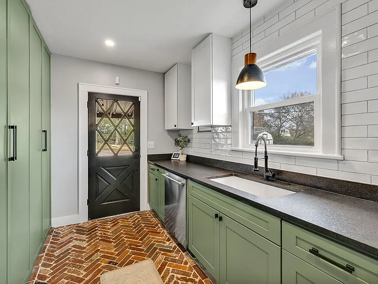 335 Dupont Ave — Photo 20
