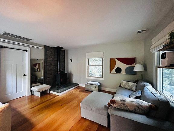 5th image of 63 Fanning Ave