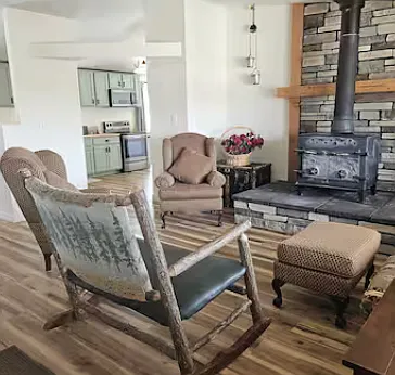 4 bed, 2100 sqft, $2,100 — Photo 4