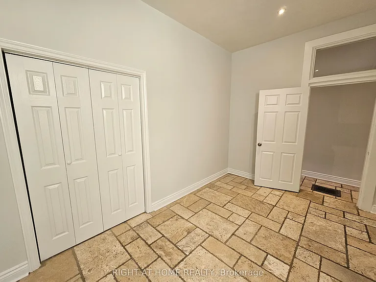 550 Yonge St #3F — Photo 22