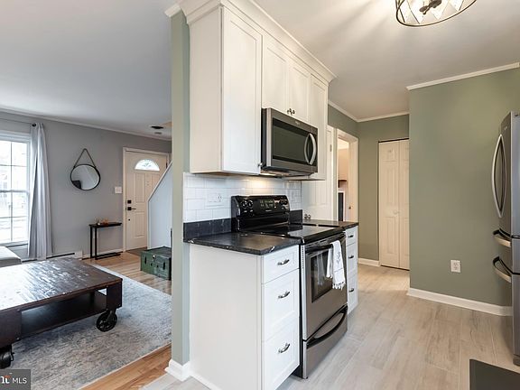 5th image of 1011 Hyde Park Dr