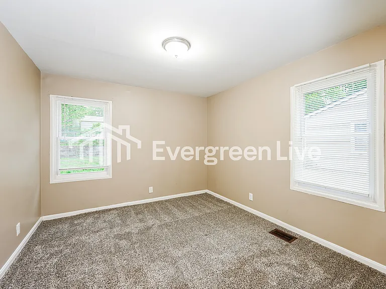 4325 Beechmont Dr — Photo 9