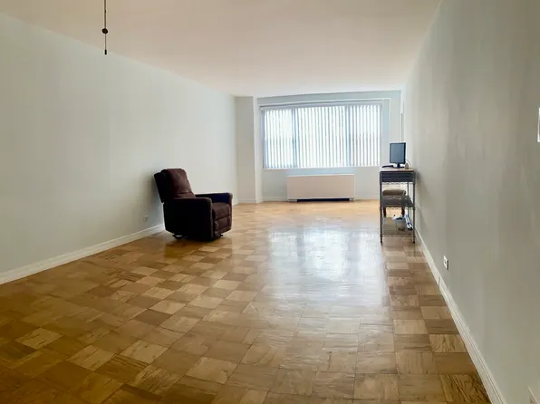 61-20 Grand Central Parkway image 5 of 14