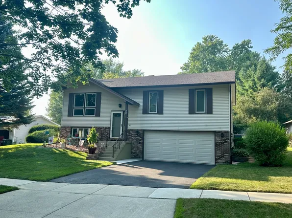 20 Hickory Ln, Algonquin, IL 60102